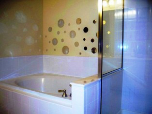 http://www.vistacayinn.com/custimages/KingsRansom11Bath1.JPG
