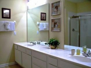 http://www.vistacayinn.com/custimages/KingsRansom13Bath1.JPG
