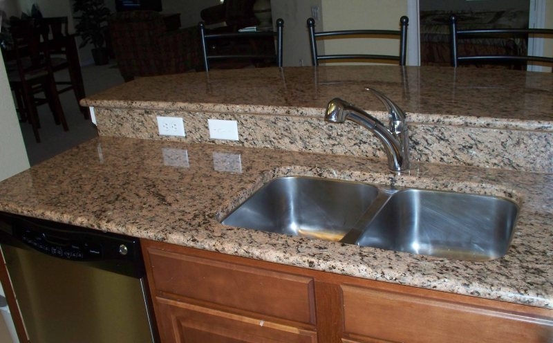 http://www.vistacayinn.com/custimages/KingsRansom8Kitchen.JPG